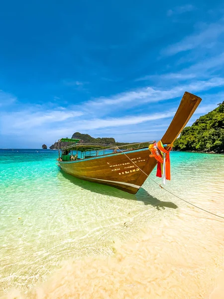 コピピ島のモンキービーチ タイのクラビ 東南アジアのロングテールボート — ストック写真