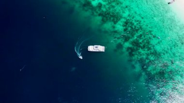 Tayland, Krabi 'deki Koh Phi Don Adası' ndaki Maymun Sahili 'nin havadan görüntüsü.