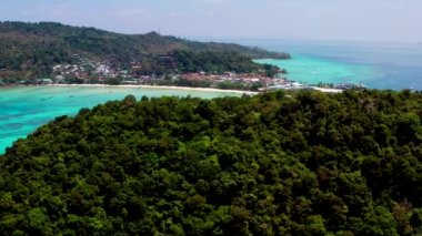 Tayland, Krabi 'deki Koh Phi Don Adası' ndaki Maymun Sahili 'nin havadan görüntüsü.