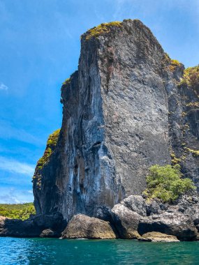 Koh Phi Phi, Krabi Tayland 'daki uzun kuyruklu tekneden Ton Sai Sahili, Güney Doğu Asya