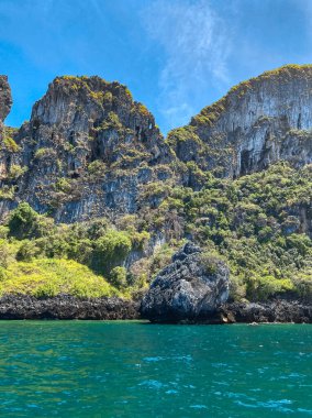 Koh Phi Phi, Krabi Tayland 'daki uzun kuyruklu tekneden Ton Sai Sahili, Güney Doğu Asya