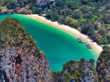 Tayland, Krabi 'deki Railay ve Phra nang Mağara Sahili' nin havadan görüntüsü.