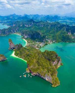 Tayland, Krabi 'deki Railay ve Phra nang Mağara Sahili' nin havadan görüntüsü.