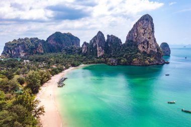 Tayland, Krabi 'deki Railay ve Phra nang Mağara Sahili' nin havadan görüntüsü.