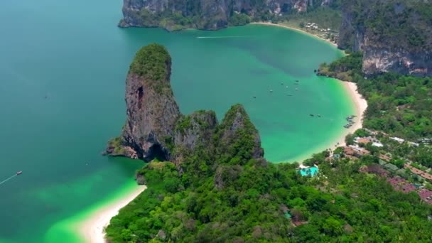クラビ 東南アジアの鉄道とプラナン洞窟ビーチの空中ビュー — ストック動画