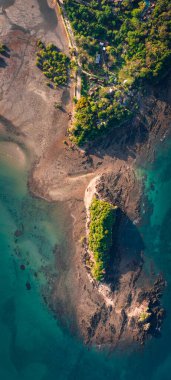 Koh Lanta, Krabi, Tayland 'daki Laem Kho Kwang Sahili' nin havadan görüntüsü. Yüksek kalite fotoğraf