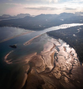 Koh Lanta, Krabi, Tayland 'daki Laem Kho Kwang Sahili' nin havadan görüntüsü. Yüksek kalite fotoğraf