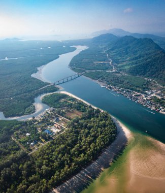 Koh Lanta, Krabi, Tayland 'daki Siri Lanta Köprüsü' nün havadan görüntüsü. Yüksek kalite fotoğraf