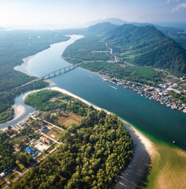 Koh Lanta, Krabi, Tayland 'daki Siri Lanta Köprüsü' nün havadan görüntüsü. Yüksek kalite fotoğraf