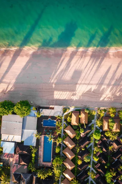 Koh Lanta, Krabi, Tayland 'da güneş doğarken Long Beach' in hava manzarası. Yüksek kalite fotoğraf