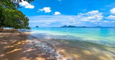 Trang, Tayland, Güney Asya 'daki Koh Kradan adasında sahil manzarası ve uzun kuyruk teknesi.
