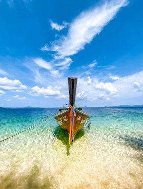 Trang, Tayland, Güney Asya 'daki Koh Kradan adasında sahil manzarası ve uzun kuyruk teknesi.