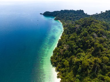 Trang, Tayland, Güney Asya 'daki Koh Kradan adasının havadan görüntüsü