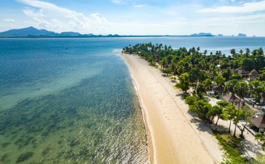 Koh Mook ya da Koh Muk adasının Trang, Tayland, Güney Doğu Asya 'daki havadan görünüşü