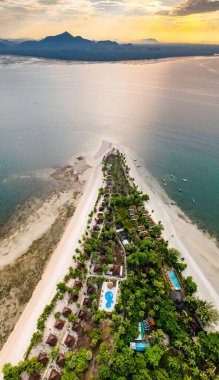 Koh Mook ya da Koh Muk adasının Trang, Tayland, Güney Doğu Asya 'daki havadan görünüşü