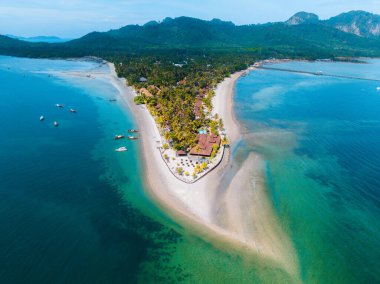 Koh Mook ya da Koh Muk adasının Trang, Tayland, Güney Doğu Asya 'daki havadan görünüşü