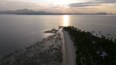 Koh Mook ya da Koh Muk adasının Trang, Tayland, Güney Doğu Asya 'daki havadan görünüşü