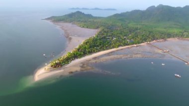 Koh Mook ya da Koh Muk adasının Trang, Tayland, Güney Doğu Asya 'daki havadan görünüşü