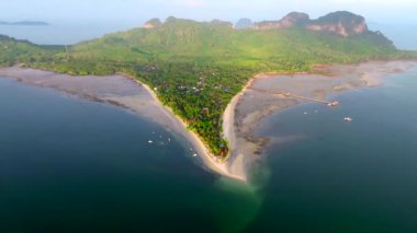 Koh Mook ya da Koh Muk adasının Trang, Tayland, Güney Doğu Asya 'daki havadan görünüşü