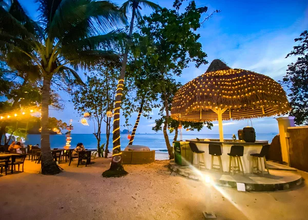 Gün batımından sonra Ao nang plaj barı, Krabi, Tayland 'da. Yüksek kalite fotoğraf