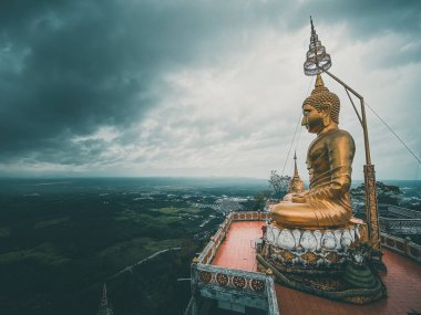 Tayland, Krabi 'deki Wat Tham Suea ya da Kaplan Mağarası Tapınağı' nın havadan görünüşü.