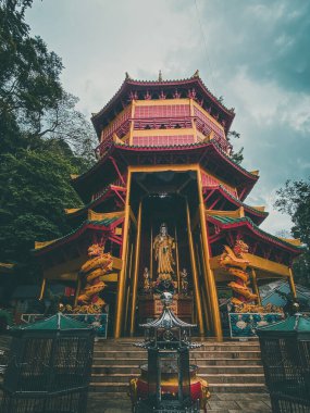 Tayland, Krabi 'deki Wat Tham Suea ya da Kaplan Mağarası Tapınağı' nın havadan görünüşü.