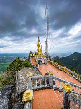 Tayland, Krabi 'deki Wat Tham Suea ya da Kaplan Mağarası Tapınağı' nın havadan görünüşü.