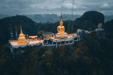 Tayland, Krabi 'deki Wat Tham Suea ya da Kaplan Mağarası Tapınağı' nın havadan görünüşü.