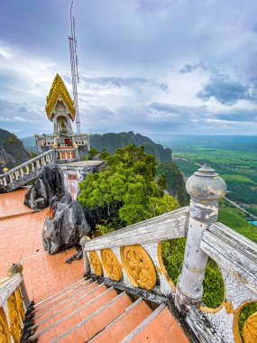 Tayland, Krabi 'deki Wat Tham Suea ya da Kaplan Mağarası Tapınağı' nın havadan görünüşü.