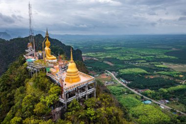 Tayland, Krabi 'deki Wat Tham Suea ya da Kaplan Mağarası Tapınağı' nın havadan görünüşü.