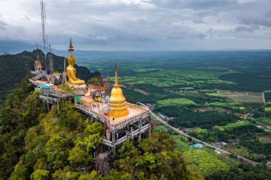 Tayland, Krabi 'deki Wat Tham Suea ya da Kaplan Mağarası Tapınağı' nın havadan görünüşü.