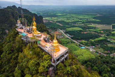 Tayland, Krabi 'deki Wat Tham Suea ya da Kaplan Mağarası Tapınağı' nın havadan görünüşü.