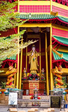 Tayland, Krabi 'deki Wat Tham Suea ya da Kaplan Mağarası Tapınağı' nın havadan görünüşü.