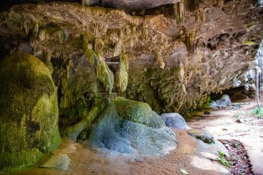 Tayland, Krabi 'deki Wat Tham Suea ya da Kaplan Mağarası Tapınağı' nın havadan görünüşü.