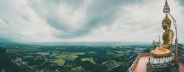 Tayland, Krabi 'deki Wat Tham Suea ya da Kaplan Mağarası Tapınağı' nın havadan görünüşü.