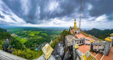 Tayland, Krabi 'deki Wat Tham Suea ya da Kaplan Mağarası Tapınağı' nın havadan görünüşü.