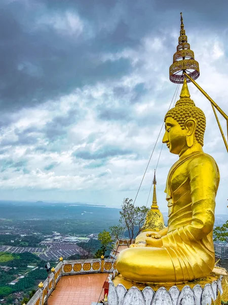 Tayland, Krabi 'deki Wat Tham Suea ya da Kaplan Mağarası Tapınağı' nın havadan görünüşü.