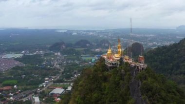 Tayland, Krabi 'deki Wat Tham Suea ya da Kaplan Mağarası Tapınağı' nın havadan görünüşü.