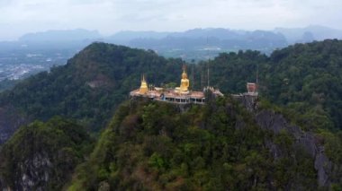 Tayland, Krabi 'deki Wat Tham Suea ya da Kaplan Mağarası Tapınağı' nın havadan görünüşü.