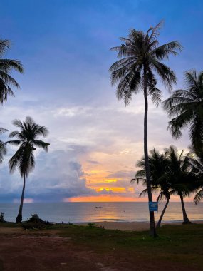 Koh Lanta, Krabi, Tayland 'da güzel bir sahil gün batımı. Yüksek kalite fotoğraf