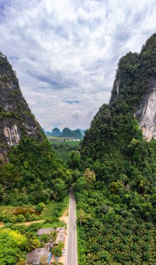 Kireçtaşı dağları arasındaki Krabi yollarının havadan görünüşü, Tayland, Güney Asya