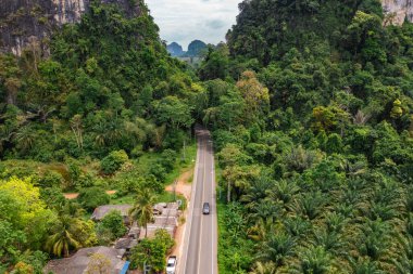 Kireçtaşı dağları arasındaki Krabi yollarının havadan görünüşü, Tayland, Güney Asya