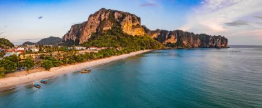 Tayland, Krabi 'deki Ao Nang Sahili' nin havadan görüntüsü.