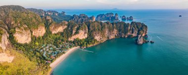 Tayland, Krabi 'deki Ao Nang Sahili' nin havadan görüntüsü.