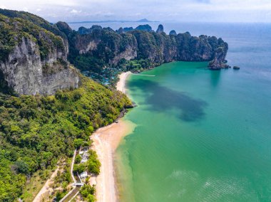 Tayland, Krabi 'deki Ao Nang Sahili' nin havadan görüntüsü.