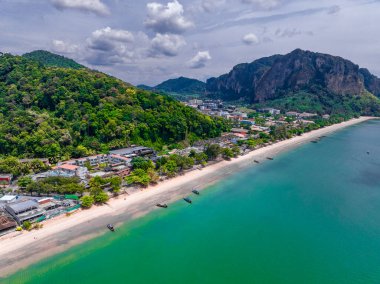 Tayland, Krabi 'deki Ao Nang Sahili' nin havadan görüntüsü.