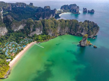 Tayland, Krabi 'deki Ao Nang Sahili' nin havadan görüntüsü.