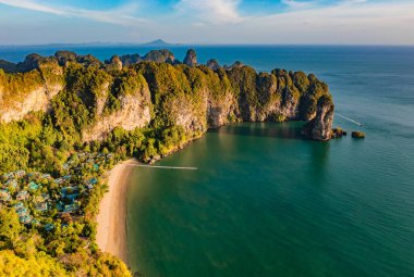 Tayland, Krabi 'deki Ao Nang Sahili' nin havadan görüntüsü.