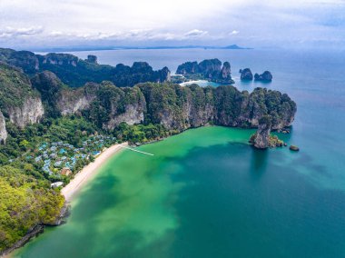 Tayland, Krabi 'deki Ao Nang Sahili' nin havadan görüntüsü.