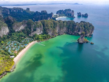 Tayland, Krabi 'deki Ao Nang Sahili' nin havadan görüntüsü.